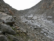 Il nevaio che di solito porta alla sella soprastante non c'e' :saliamo alla sx